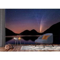 Een fotobehang van een sterrenhemel boven bergen en een meer in een bedrijfsruimte.
