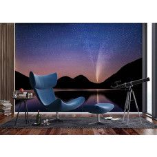 Een fotobehang van een sterrenhemel boven bergen en een meer in een kantoor.