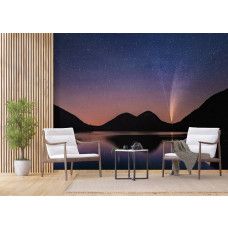 Een fotobehang van een sterrenhemel boven bergen en een meer in een huiskamer met vliesbehang.