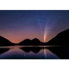 Een fotobehang van een sterrenhemel boven bergen en een meer.