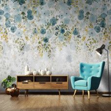 Een fotobehang van stijlvolle hangplanten tegen stoer beton met bloemen in een huiskamer met vliesbehang.