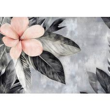 Fotobehang met een grote roze bloem in detail, omlijst door donkere bladeren op een neutrale achtergrond.