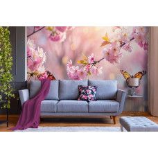 Een prachtig fotobehang met stralende roze kersenbloesems en sierlijk fladderende vlinders in de lente, tegen een zachte, rustige achtergrond in de woonkamer.
