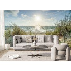 Fotobehang Strand met Duinen en Zee in een woonkamer met lichte tinten en natuurlijke sfeer.