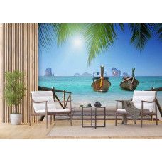 Een tropisch fotobehang met een helder zeezicht, bootjes en groene palmbladeren, dat een frisse en tropische sfeer creėert in een bedrijfsruimte.