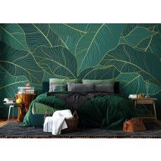 Een fotobehang met tropische bladeren in smaragdgroen en goud in de slaapkamer, waarin de rijke kleuren en verfijnde gouden details zorgen voor een elegante en rustgevende ambiance.