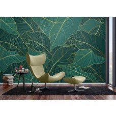 Een fotobehang met tropische bladeren in smaragdgroen en goud in een moderne woonkamer, waarbij de combinatie van diepe groentinten en glanzende accenten een luxueuze en sfeervolle uitstraling geeft.