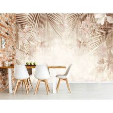 Fotobehang met sierlijke palmtakken en bloemen aan de muur van een frisse en tropische woonkamer.