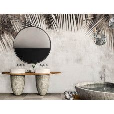 Fotobehang met retro palmtakken en tropische sfeer aan de muur van een sfeervolle badkamer.