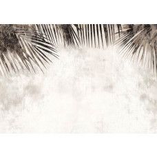 Fotobehang met tropische palmtakken in vintage stijl met warme, gedempte kleuren op een lichte achtergrond.