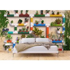 Een fotobehang van tuinplanten op een waterleidingmuur, ideaal voor het toevoegen van een rustgevende sfeer in een slaapkamer.