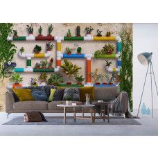 Een fotobehang van tuinplanten op een waterleidingmuur, dat de ruimte een natuurlijke, botanische uitstraling geeft in een woonkamer.