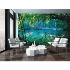 Een fotobehang met een turquoise meer en waterval in een jungle setting, perfect voor een natuurlijke sfeer.