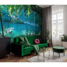 Een fotobehang van een tropisch waterval en meer in een jungle setting, passend voor een huiskamer.