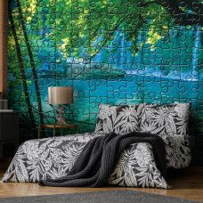 Een fotobehang van een jungle landschap met turquoise meer en waterval, perfect voor een serene slaapkamer.