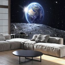 Fotobehang uitzicht op planeet aarde vanuit de ruimte, perfect in een woonkamer. De maan en het uitgestrekte universum zorgen voor een futuristische en ruimtelijke uitstraling.