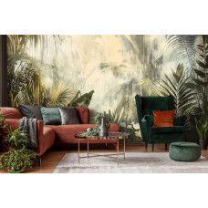 Fotobehang van een mysterieuze jungle met weelderige begroeiing in een sfeervolle woonkamer.