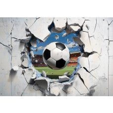 Fotobehang met een voetbal die door een gebarsten betonnen muur vliegt, met op de achtergrond een voetbalstadion en een groen speelveld.
