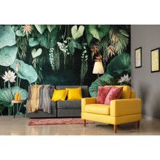 Fotobehang met een serene vijver vol waterlelies en tropisch groen in een bedrijfsruimte.