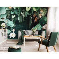Fotobehang van waterlelies tussen tropische bladeren in een stijlvolle woonkamer.