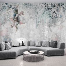 Een fotobehang van weelderige bloemen en planten op een betonstructuur in een huiskamer.