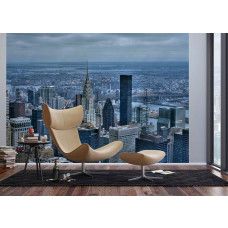 Een fotobehang van wolkenkrabbers in de skyline van New York in een woonkamer met Airtex en vliesbehang.