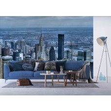 Een fotobehang van wolkenkrabbers in de skyline van New York in een woonkamer met vliesbehang.