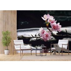 Een fotobehang van zenstenen en kersenbloesem in een bedrijfsruimte.