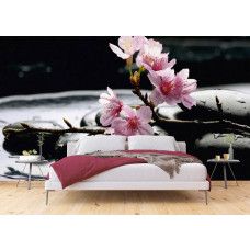 Een fotobehang van zenstenen en kersenbloesem in een slaapkamer.