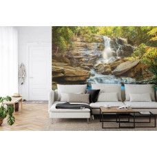 Een inspirerend fotobehang van een serene waterval en rotsen in een zonnig natuurgebied, perfect voor een huiskamer.