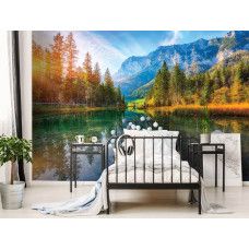 Een kinderkamer met een fotobehang van een zonsondergang bij Hintersee, met een schilderachtig bergmeer dat de warme avondkleuren weerspiegelt, omringd door prachtige hoge bergen.