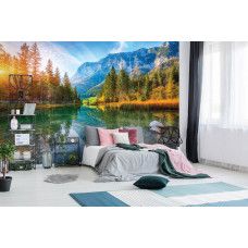 Een slaapkamer met een fotobehang van een zonsondergang bij Hintersee, met een schilderachtig bergmeer dat de warme avondkleuren weerspiegelt, omringd door prachtige hoge bergen.