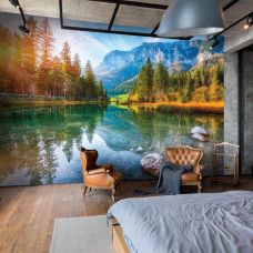 Fotobehang van een zonsondergang bij Hintersee, met een schilderachtig bergmeer dat de warme avondkleuren weerspiegelt, omringd door hoge bergen in een slaapkamer.