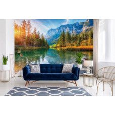 Een woonkamer met een fotobehang van een zonsondergang bij Hintersee, met een schilderachtig bergmeer dat de warme avondkleuren weerspiegelt, omringd door prachtige hoge bergen.