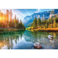 Fotobehang van een serene zonsondergang bij Hintersee, met een schilderachtig bergmeer dat de warme avondkleuren weerspiegelt, omringd door hoge bergen.