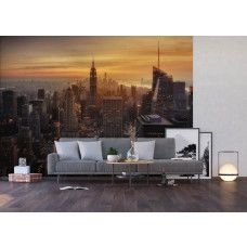 Een woonkamer met een fotobehang met een magische zonsondergang boven de wolkenkrabbers van de New York skyline.