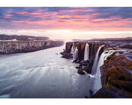 Behang met waterval en zonsondergang, prachtig natuuruitzicht.