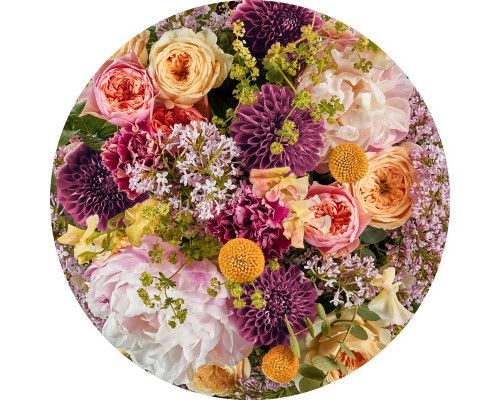 Boeket van bloemen en rozen op een romantische muurcirkel.