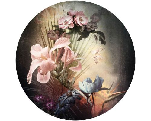 Exotisch bloemstuk met kleurrijke bloemen op een muurcirkel.