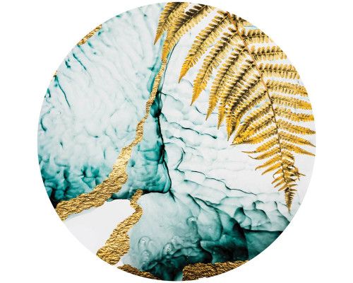 Luxe marmer behangcirkel met goudkleurige varens tegen een subtiele achtergrond.