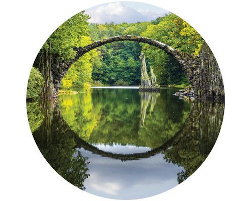 De Rakotzbrug, ook bekend als de Duivelsbrug, in Kromlau, Duitsland, afgebeeld op een rustieke behangcirkel.