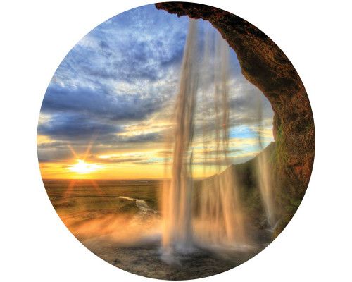 Waterval in een weelderig natuurlandschap, schitterend weergegeven op een rustgevende behangcirkel.