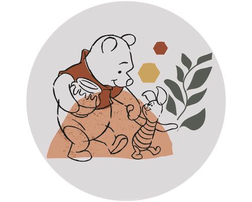 Behangcirkel van Winnie de Poeh en Knorretje, die hand in hand door een zonnig veld wandelen, omgeven door bloemen.