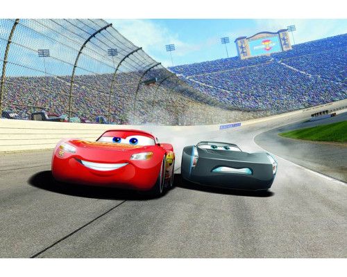 Disney Cars 3 fotobehang met een actievolle race op een bochtige weg, ontworpen voor een kinderkamer.