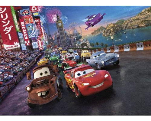 Fotobehang van een spannende race uit Disney Cars, ideaal voor de kinderkamer.