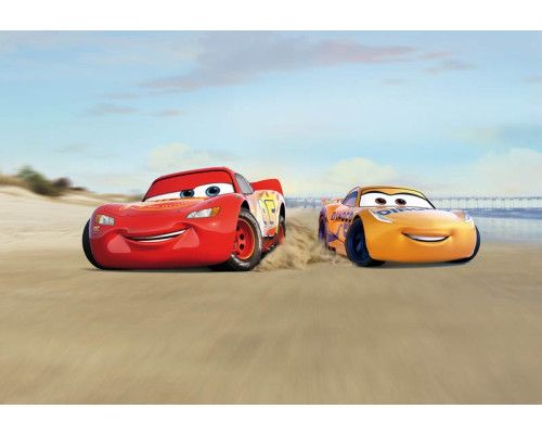 Disney Cars strandrace fotobehang met de snelle auto's die over het strand racen, perfect voor autoliefhebbers.