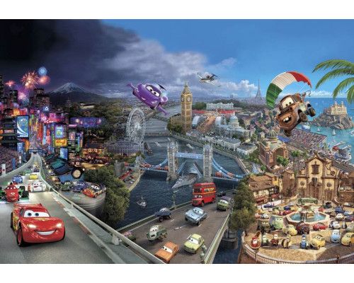 Disney Cars fotobehang van de auto's in een wereld vol avontuur, ideaal voor de kinderkamer.