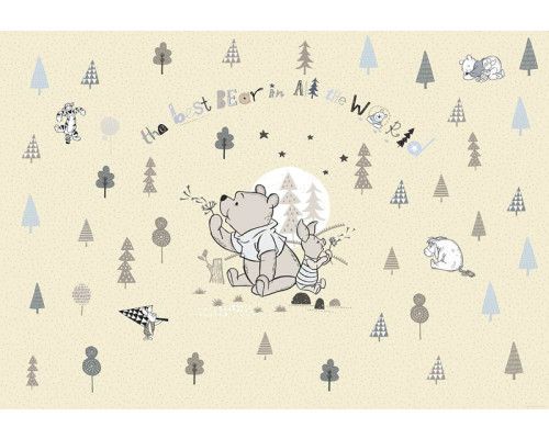 Winnie de Poeh fotobehang met de schattige beer die door het bos dwaalt, ontworpen voor een speelse kinderkamer.