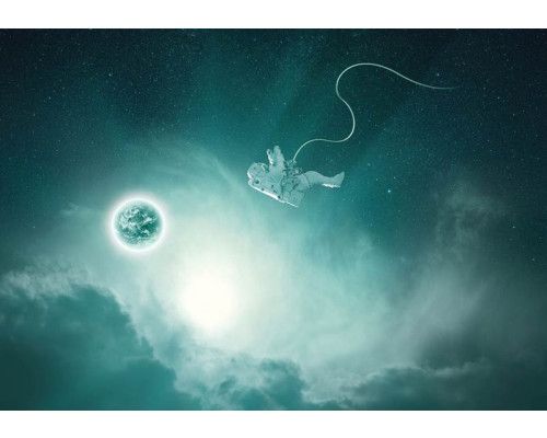 Astronaut zwevend in de ruimte, omringd door sterren en planeten, op dit indrukwekkende ruimte fotobehang.