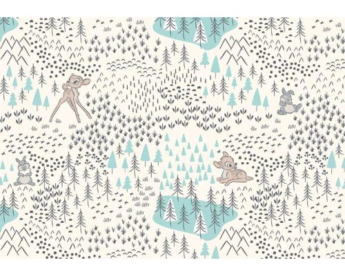 Bambi in het Bos fotobehang toont Bambi en Stampertje die samen door een dicht bos lopen, omringd door herfstbladeren en bomen.